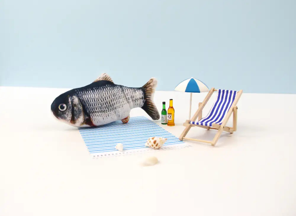 Chat jouant avec le poisson dansant Petgravity